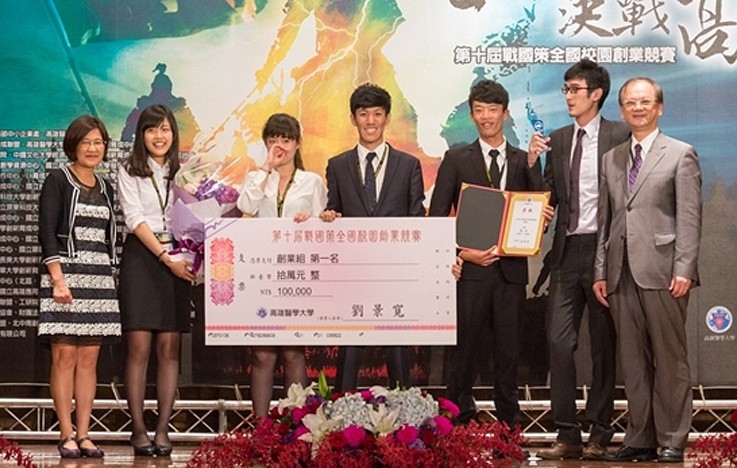 「創業組」由淡江大學卓美玲老師所指導的學生團隊「Never solo」以「素人音樂媒合平台」獲得第一名